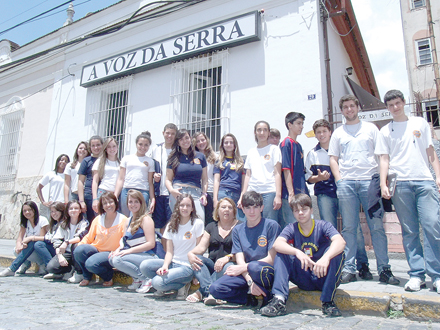 Alunos do Colégio Modelo visitam a sede do jornal A VOZ DA SERRA