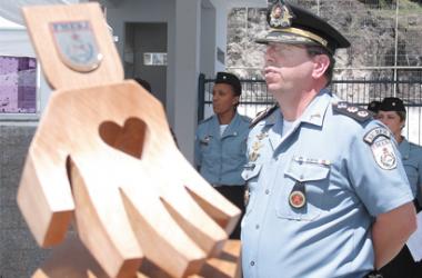 PM reverencia parceiros com Troféu Mão Amiga