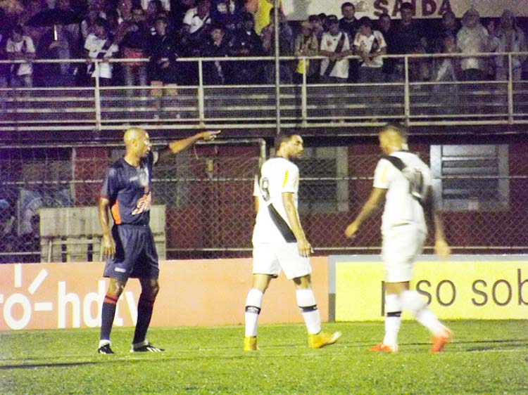 Frizão dá show, vence o Vasco em Friburgo e escapa do rebaixamento