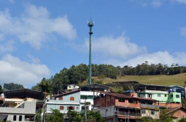 Segundo os moradores, esta torre localizada no centro do distrito não funciona. Operadora nega (Foto: Lúcio Cesar Pereira)
