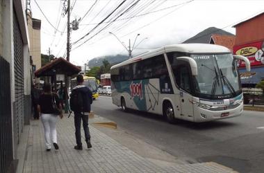 Os ônibus intermunicipais deixaram de circular pelas ruas do centro da cidade em maio deste ano, gerando revolta aos usuários (Crédito: Lúcio César Pereira / A Voz da Serra)