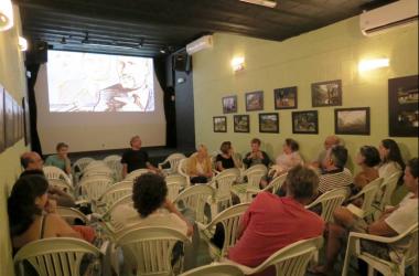 Seguindo a tradição cineclubista, organizadores e plateia debatem o filme 'Ouro Azul: A Guerra Mundial pela Água' e compartilham experiências (Bruno Menezes/A Voz da Serra)