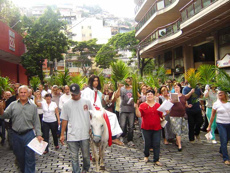 A procissão do Domingo de Ramos da Igreja de São Francisco percorreu a Rua Duque de Caxias (WhatsApp)