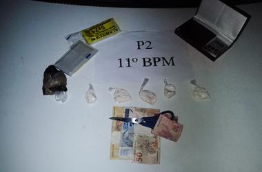 Material apreendido com suspeito de vender drogas por telefone (Divulgação)