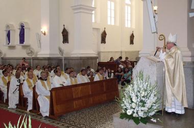 A missa do Crisma, ontem, foi celebrada pelo bispo Dom Edney com a participação dos demais padres da Diocese (Lúcio Cesar Pereira/A Voz da Serra)