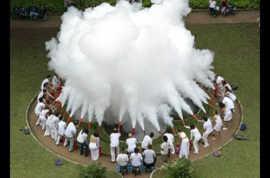 Na performance, intitulada “Nimbo/Oxalá”, 20 pessoas vestidas de branco acionam jatos de fumaça (Divulgação)