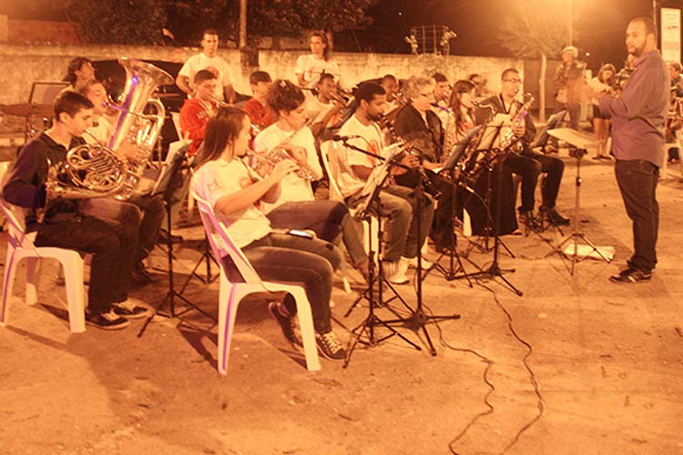 A banda, comandada pelo maestro Gilney, tocou sem se importar com o sereno e o frio (Divulgação)