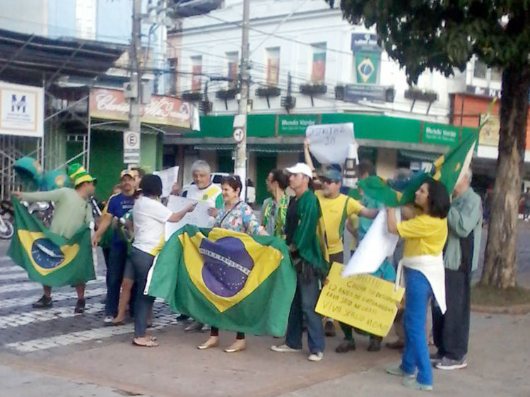 Manifestantes se concentraram na tarde deste domingo, 12, na Praça Dermeval Barbosa Moreira para protestar contra a corrupção na gestão Dilma Rousseff (Cortesia de Polícia Militar)