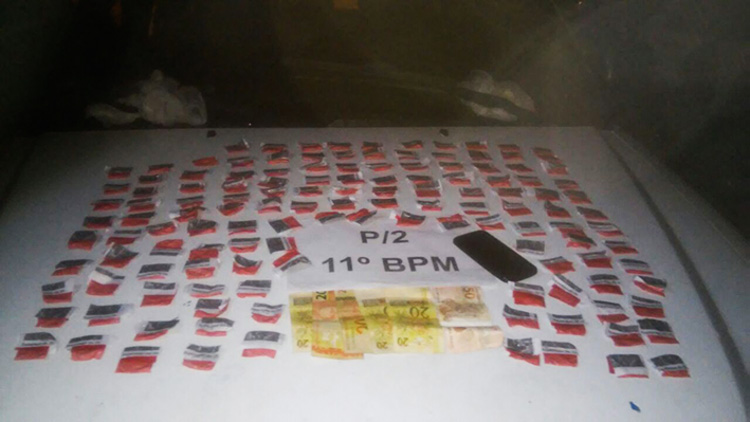 Foram encontrados 123 papelotes de cocaína, além de R$ 150 (Divulgação) Foram encontrados 123 papelotes de cocaína, além de R$ 150 (Divulgação)