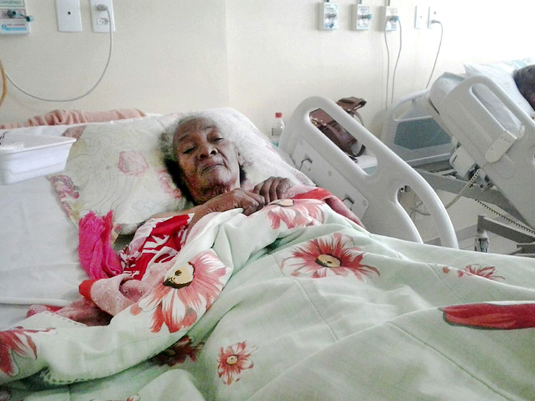 Após mais de um mês, a senhora Cibercília Soares dos Santos deixou de ser operada na semana passada por suposta interdição de setores do hospital (Cortesia de Heloísa Helena Santos)
