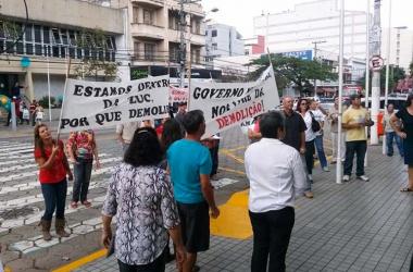 Os moradores de um loteamento no distrito de São Pedro da Serra saíram às ruas do Centro para protestar contra a possibilidade de demolição de suas casas (Amanda Tinoco/A Voz da Serra)