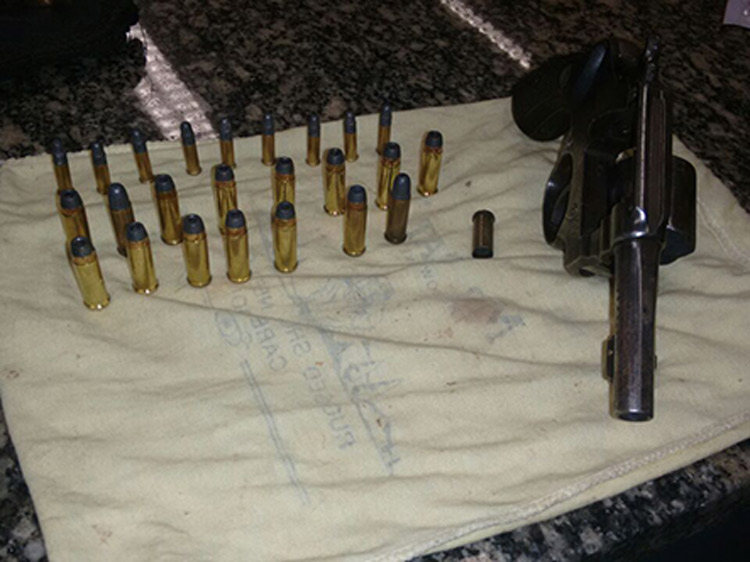 Arma e munição apreendidas com homem em loteamento na Chácara Paraíso (Cortesia de Polícia Militar)