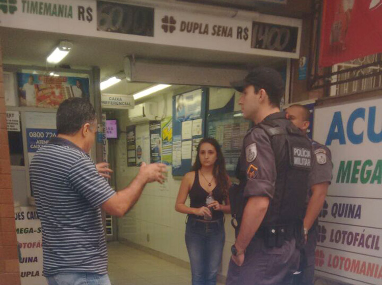 Policiais compareceram ao local logo após assalto a uma lotérica, no Centro, hoje pela manhã. PM já realiza buscas pela cidade (Leitor, via WhatsApp) Policiais compareceram ao local logo após assalto a uma lotérica, no Centro, hoje pela manhã. PM já realiza buscas pela cidade (Leitor, via WhatsApp)