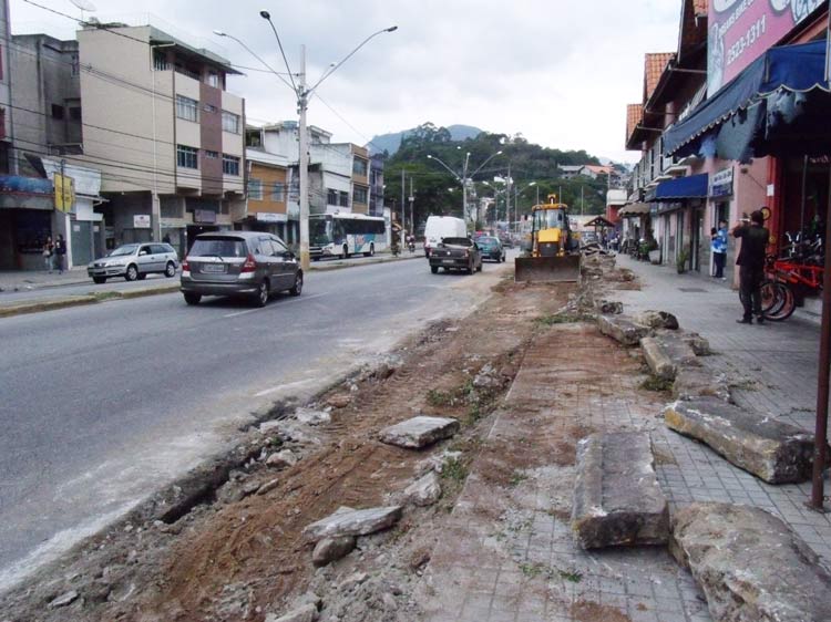 Antes e depois. A obra de ampliação da Avenida Padre Roberto Saboia de Medeiros começou em abril (Crédito: Amanda Tinoco e Lúcio César Pereira)