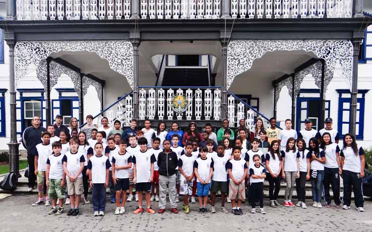Projeto socioesportivo reúne quase 200 alunos divididos entre os turnos da manhã e tarde no Sanatório Naval de Nova Fribugo (Divulgação)