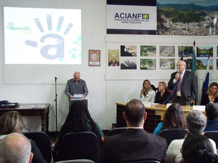 O superintentendente do Centro de Integração Empresa-Escola, professor Paulo Pimenta (em pé), destacou em encontro na Acianf como funciona o programa Jovem Aprendiz (Lúcio Cesar Pereira/A Voz da Serra)