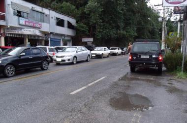 Calçadas e acostamentos se tornaram estacionamento expondo a riscos os pedestres que acabam utilizando a pista para transitar (Lúcio Cesar Pereira/A Voz da Serra)