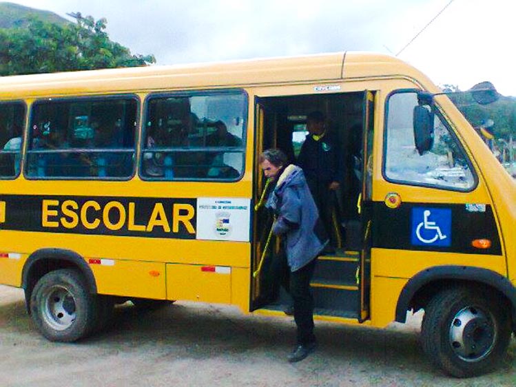 Ônibus disponibilizados pela prefeitura garante visitas de alunos das escolas municipais ao planetário (Divulgação)