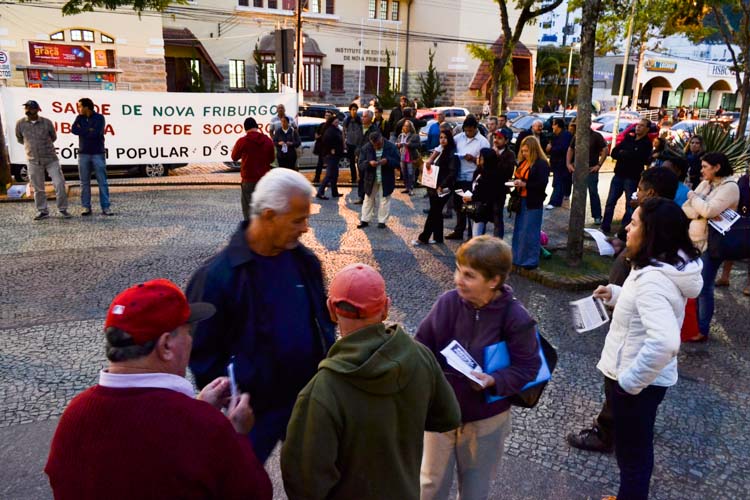 Manifestantes repudiam arquivamento da comissão de vereadores que investigaria supostos mal feitos na Saúde pública de Nova Friburgo (Amanda Tinoco/A Voz da Serra)