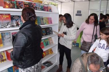 Com capacidade para mais de dez mil livros e 700 títulos, o estande tem atraído um público diversificado (Lúcio Cesar Pereira/A Voz da Serra)