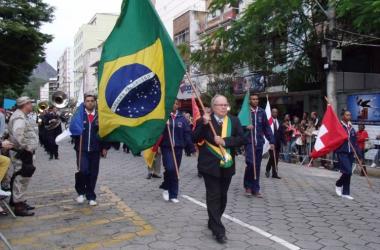 Membros das colônias de Nova Friburgo abriram a segunda parte do desfile (Lúcio Cesar Pereira/A Voz da Serra)