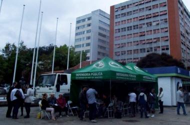 Um estande montado na Praça Dermeval Barbosa Moreira prestou assistência jurídica à população de baixa renda (Amanda Tinoco/A Voz da Serra)