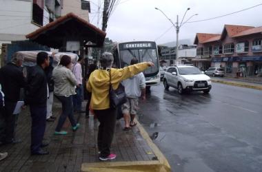 Passageiros embarcam em ônibus da 1001 na manhã desta, 19, no Paissandu, no Centro (Lúcio Cesar Pereira/A Voz da Serra)