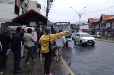 Passageiros embarcam em ônibus da 1001 em 19 de maio, no Paissandu, Centro (Lúcio Cesar Pereira/A Voz da Serra)