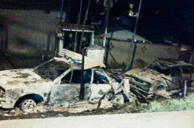 Os dois carros foram destruídos pelo fogo (Cortesia de Polícia Militar)