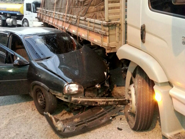 Ninguém ficou ferido no acidente que aconteceu no Centro na manhã desta sexta-feira, 22 (Leitor, via WhatsApp)