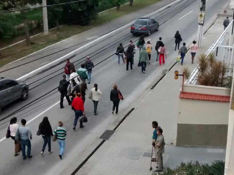 Grupos de manifestantes caminharam contra a mudança no transporte intermunicipal (Leitor, via WhatsApp)