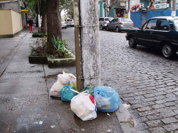 O mau hábito emporcalha a cidade, dificulta a circulação de pessoas e favorece enfermidades (Lúcio Cesar Pereira/A Voz da Serra)