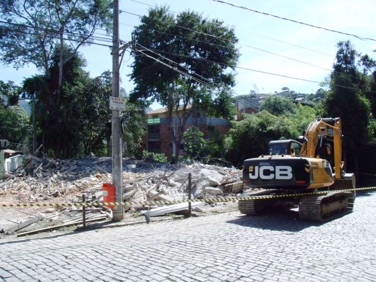 O prédio demolido ontem tinha sua estrutura comprometida desde 2011 (Lúcio Cesar Pereira/A Voz da Serra)