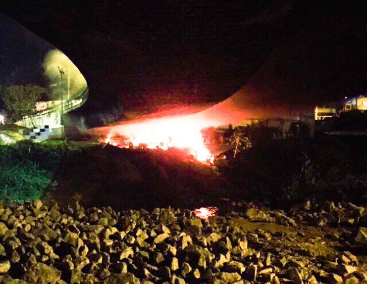 Um incêndio sob o viaduto Geremias de Mattos Fontes chamou a atenção das comunidade do Perissê (Leitor, via WhatsApp)