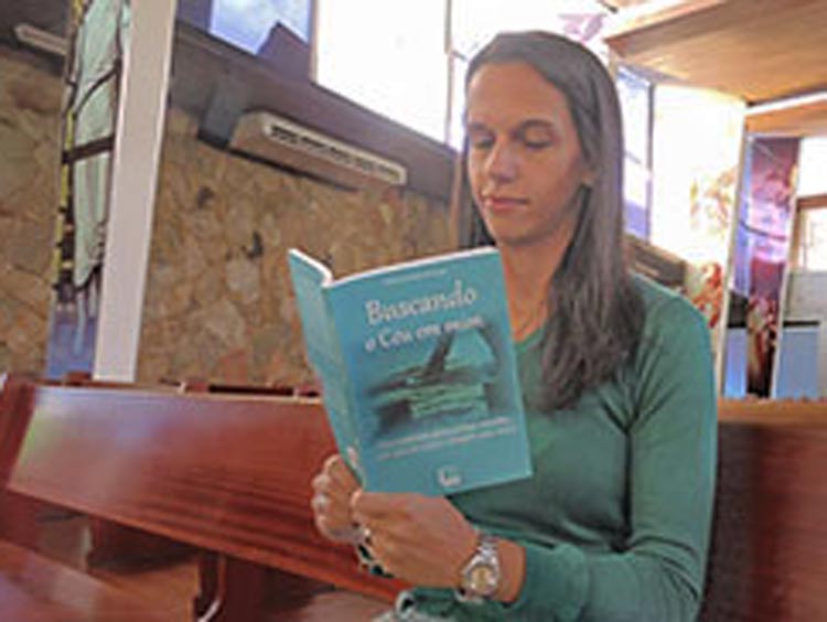 A fisioterapeuta e autora Roberta Mendes de Araújo estará neste sábado na Livraria Arabesco realizando seu novo lançamento (Arquivo pessoal)