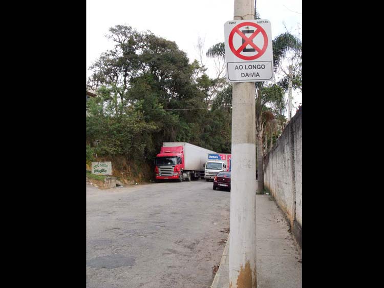 A Avenida Nossa Senhora do Amparo é uma via alternativa para os congestionamentos cheia de problemas (Amanda Tinoco/A Voz da Serra)