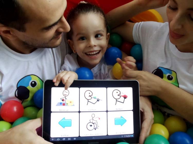 Carlos, Clara e Aline. Projeto permite alunos com deficiência na fala se comunicar em sala de aula (Cortesia de Carlos Pereira)