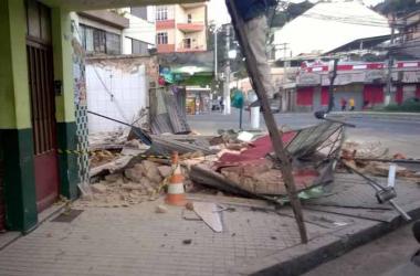 O desabamento da parede assustou pedestres que passam pelo Centro (Leitor, via WhatsApp)