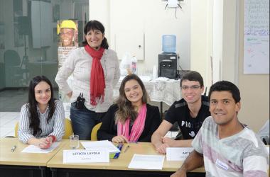 Professora Denize Ferreira Rodrigues e alunos durante uma das dinâmicas do curso (Fabrício Rocha/Divulgação)