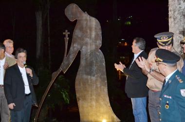 Escultura foi idealizada pelo Padre Luiz Monnerat e está situada junto às palmeiras do colégio jesuíta. Inauguração reuniu autoridades (Amanda Tinoco/A Voz da Serra)