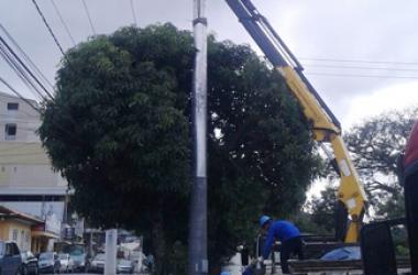 Um dos novos postes de aço foi colocado na Rua José Ernesto Knust, em Conselheiro Paulino. Instalações vão integrar subestações de Conselheiro e Julius Arp (Divulgação)