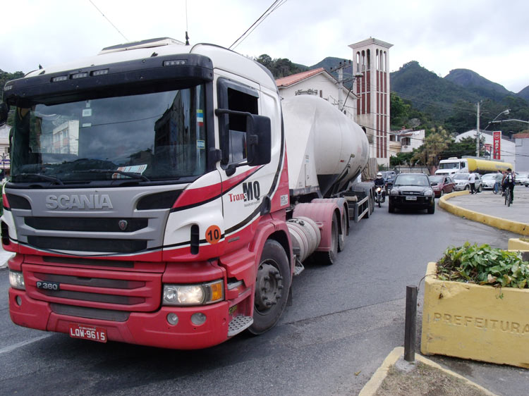 Carreta no centro de Friburgo antes da proibição (Foto: Lúcio Cesar Pereira/Arquivo A VOZ DA SERRA)