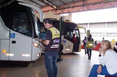 Fiscais do Detro multaram ônibus na rodoviária norte