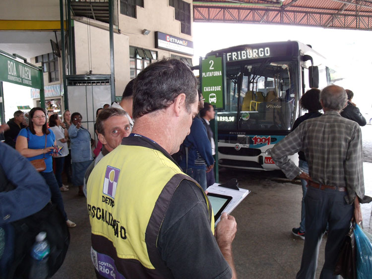 Agentes do Departamento de Transportes (Detro) e técnicos da Prefeitura vão se encontrar para tentar encontrar solução para o impasse. Desde o mês passado as linhas oriundas de outros municípios não circulam mais pelo Centro (Lúcio Cesar Pereira/A Voz da Serra)