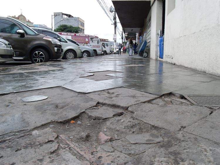 Manutenção das calçadas é de competência dos donos dos imóveis em frente a elas, mas Prefeitura quer restaurar as principais do Centro (Lúcio Cesar Pereira/A Voz da Serra)