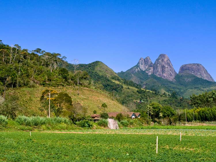 A região dos Três Picos é referência nacional para montanhistas e escaladores que buscam escalada tradicional (Foto: Regina Lo Bianco)