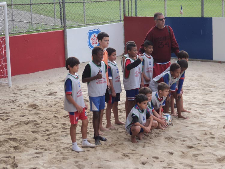 Dia de estrelas: pose para a tradicional foto antes da partida (Eloir Perdigão/A Voz da Serra) 2 - Festival de Futebol Infantil inaugurou a quadra de areia (Eloir Perdigão/A Voz da Serra) 3 - As crianças tiveram direito a medalhas e lanche de confraternização (Eloir Perdigão/A Voz da Serra)