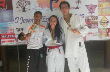 Giovanni ao lado da filha em uma das competições: Luiza consegue a faixa preta no taekwondo (Divulgação)