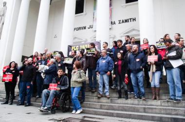 Em greve desde o último dia 10, os servidores realizaram o manifesto pela aprovação do Projeto de Lei Complementar 28/2015 (Amanda Tinoco/A Voz da Serra)