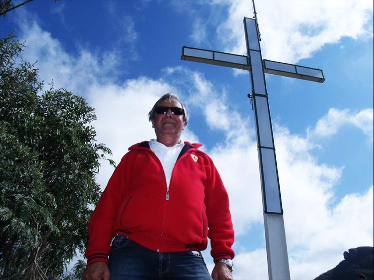 A iniciativa de iluminar a tradicional cruz partiu do empresário  Rodolfo Acri, que tem recebido cumprimentos da comunidade (Foto: Lúcio César Pereira / A Voz da Serra)